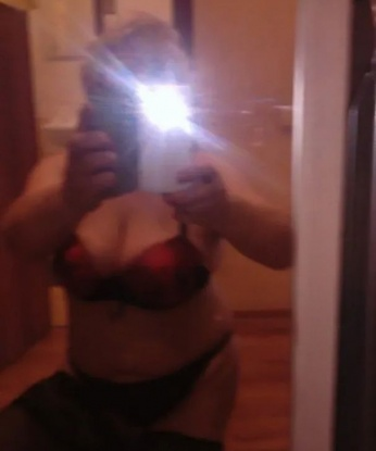 Страстная красавица со сверкающими глазами и безупречной фигурой приглашает к себе в гости. Погрузись в мир сладких наслаждений вместе со мной. Обещаю, не пожалеешь! 5918, 46 лет